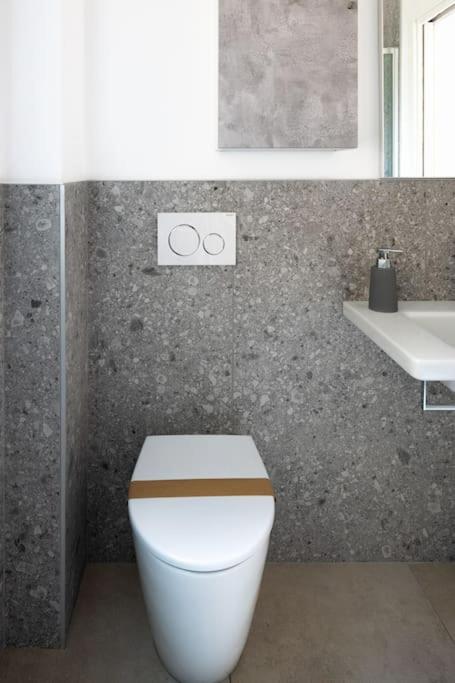 Apartment Isaia - 10 Minutes From Piazza Maggiore Bologna Exterior foto